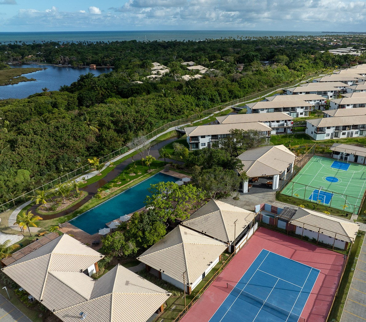 Vista aérea do Vila do Lago, com residências, clube e quadras