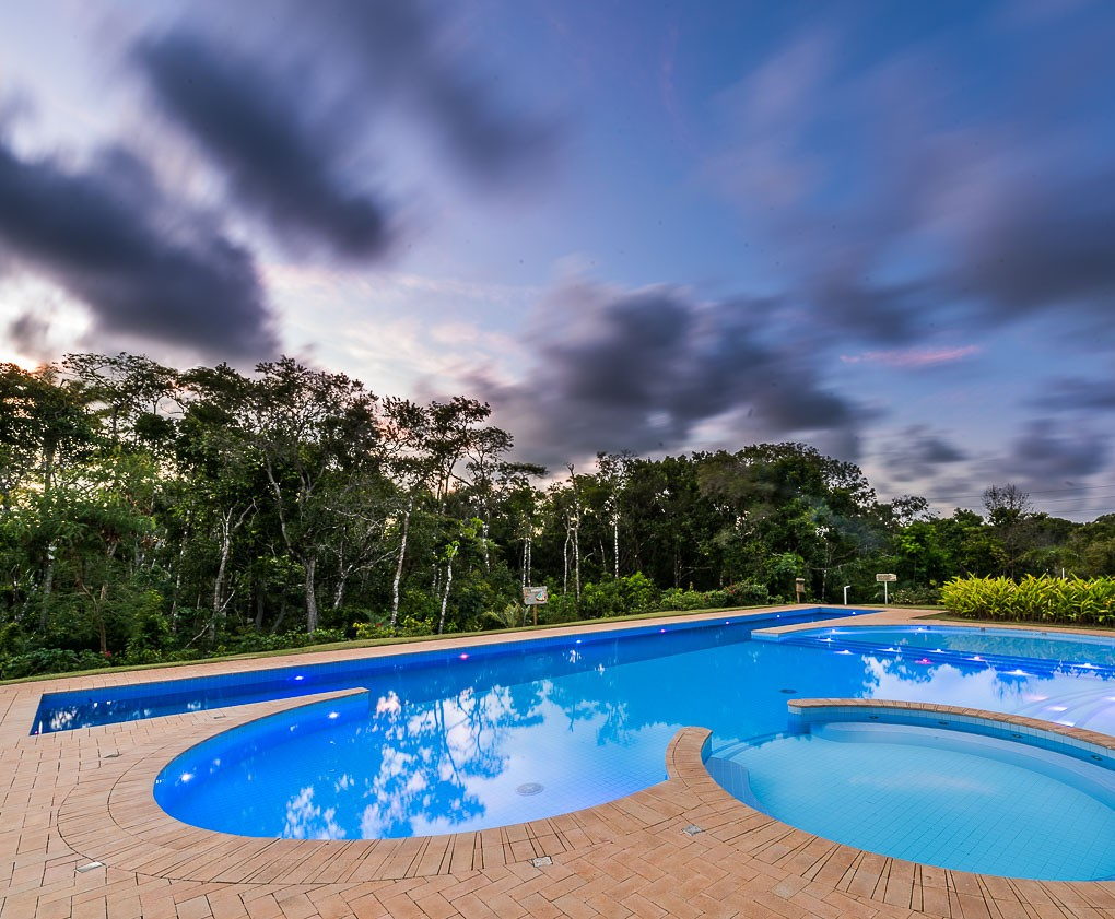 Ilha dos Pássaros · piscina sob o céu de fim de tarde