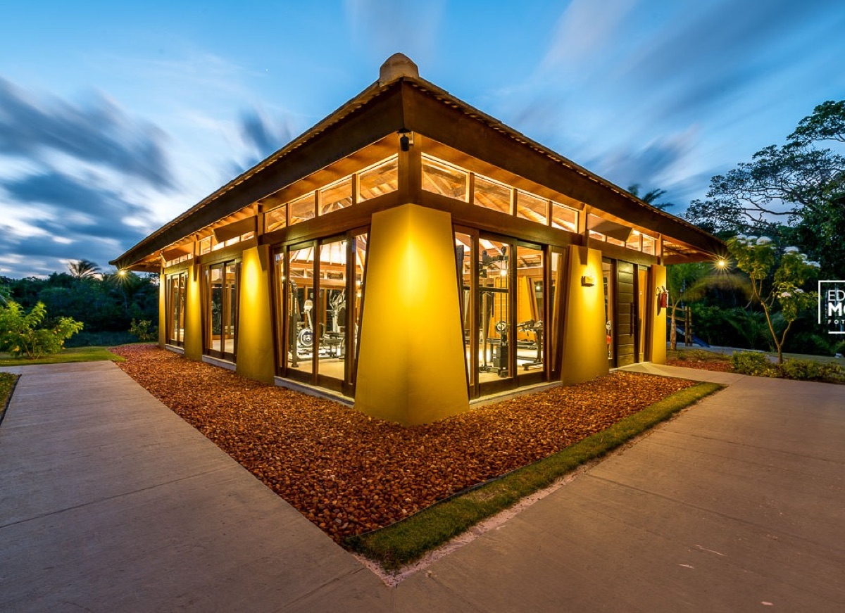 Ilha dos Pássaros · clubhouse iluminado ao anoitecer