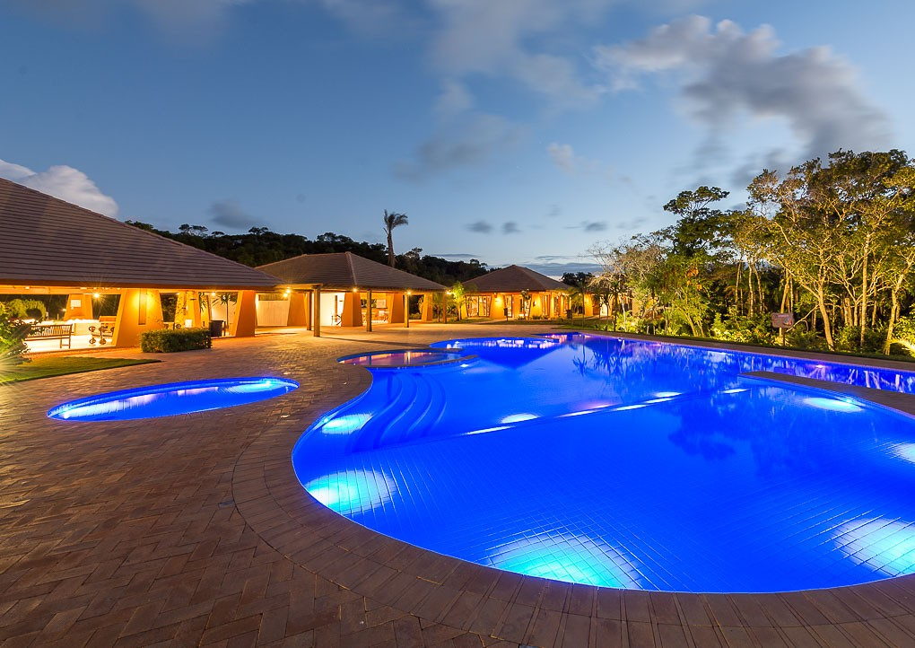 Ilha dos Pássaros · piscina ao anoitecer