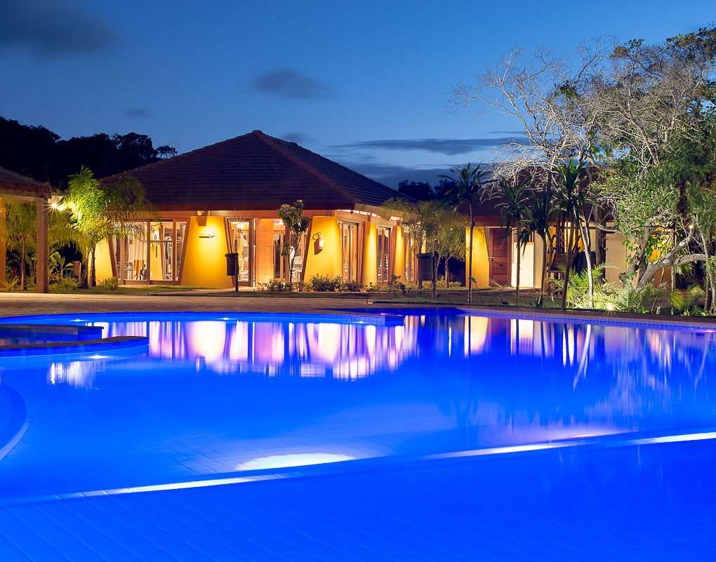 Ilha dos Pássaros · clube iluminado à noite
