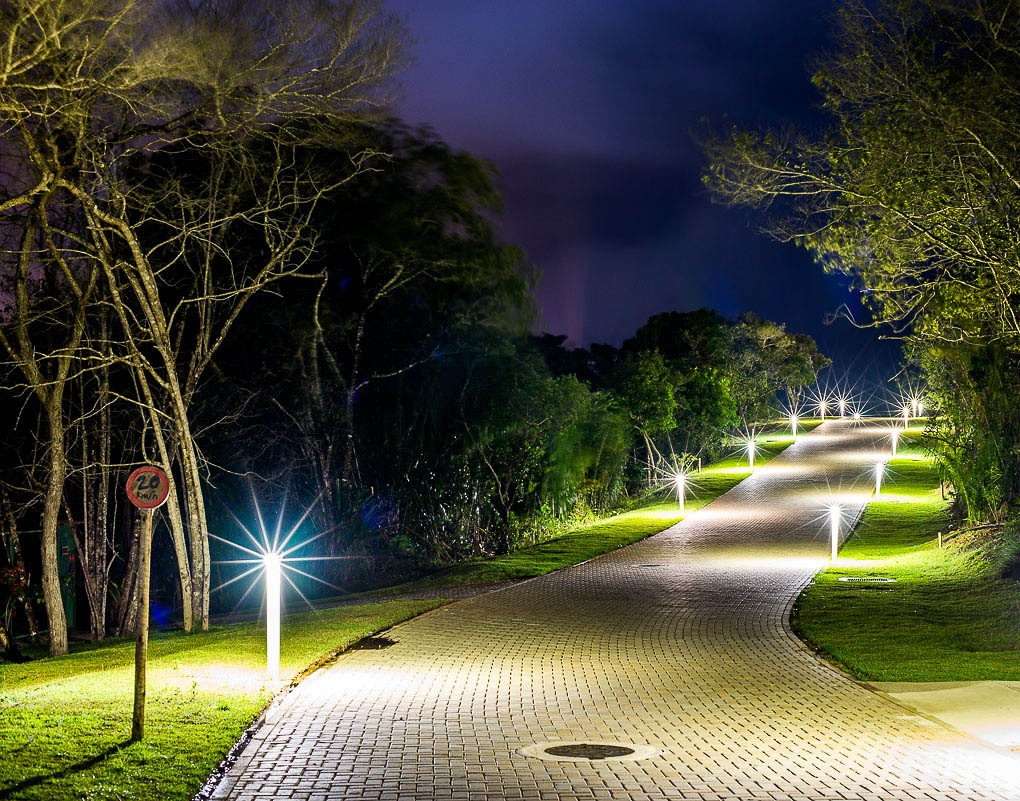 Ilha dos Pássaros · alameda iluminada