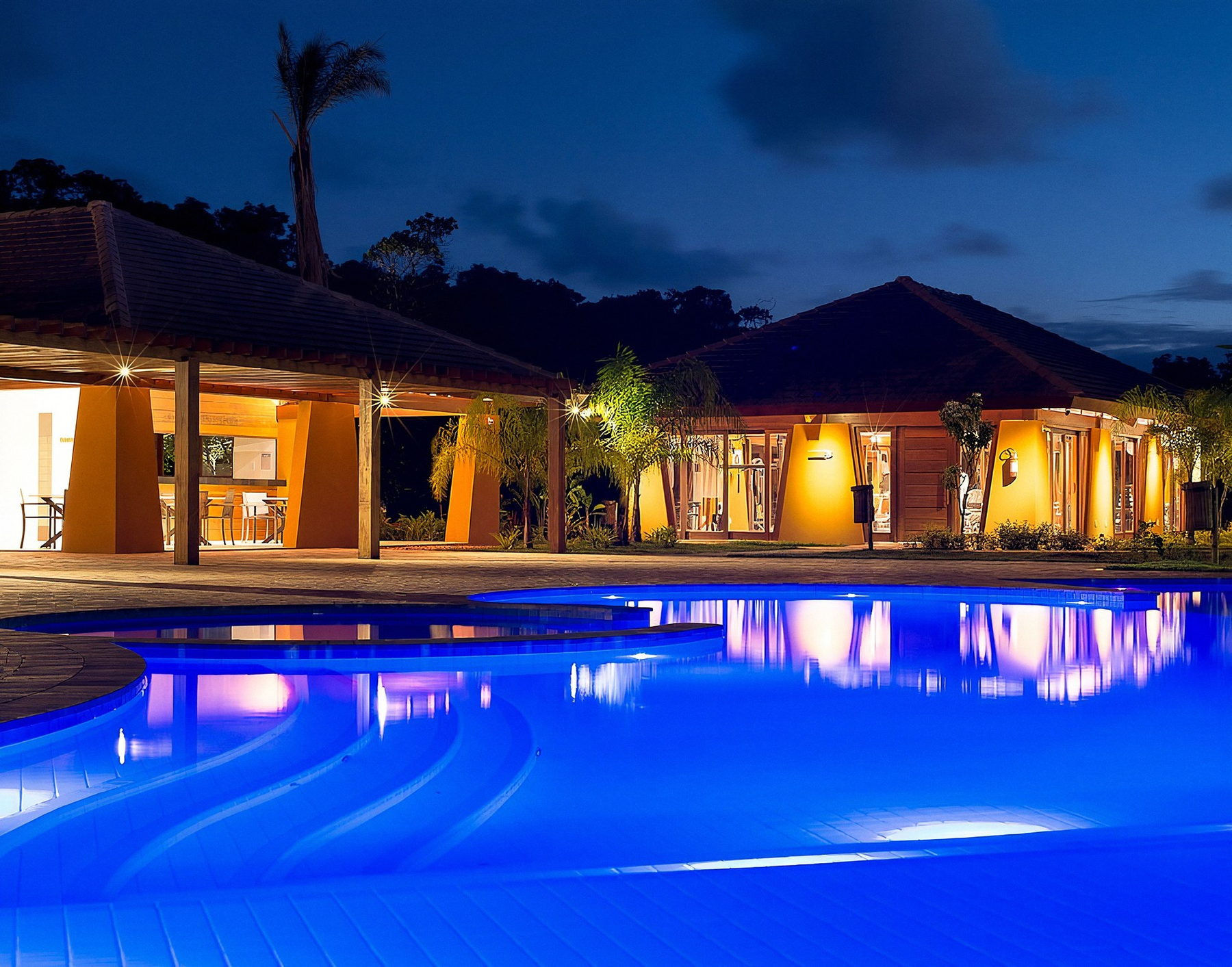 Piscina do Ilha dos Pássaros iluminada ao anoitecer