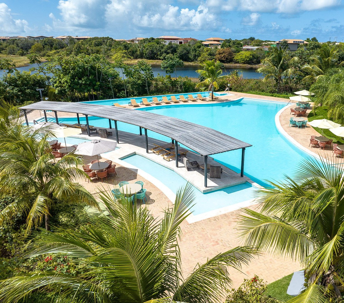 Piscina e deck de um dos condomínios