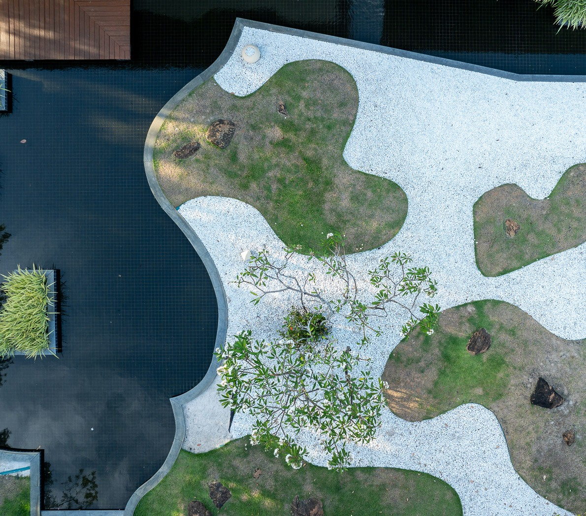 Vista aérea de piscina com ilhas de vegetação