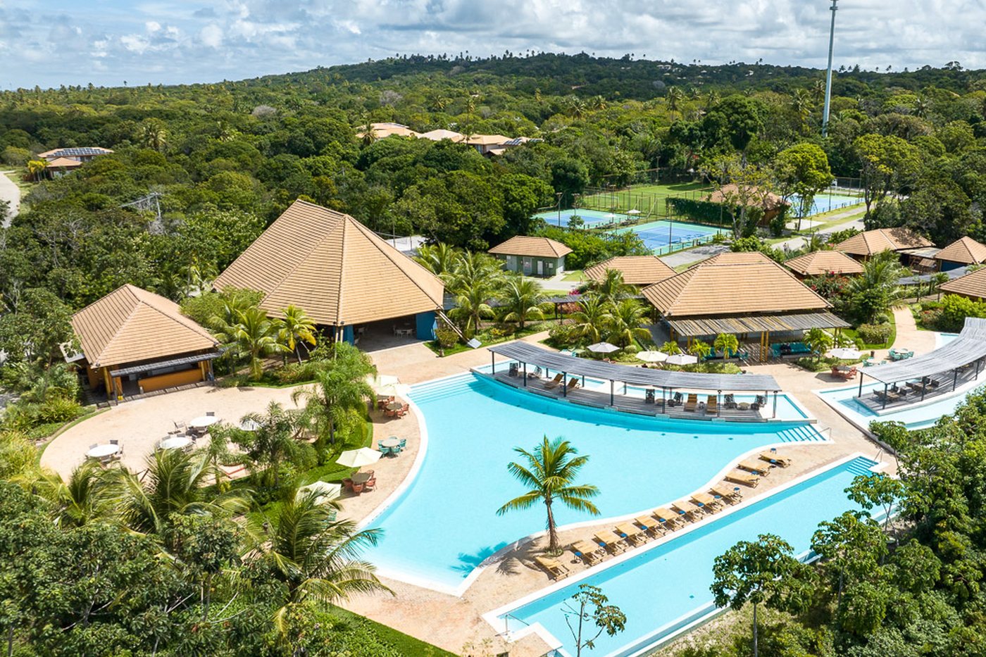 Vista aérea do clube do Praia Bella, entre o verde e o lago