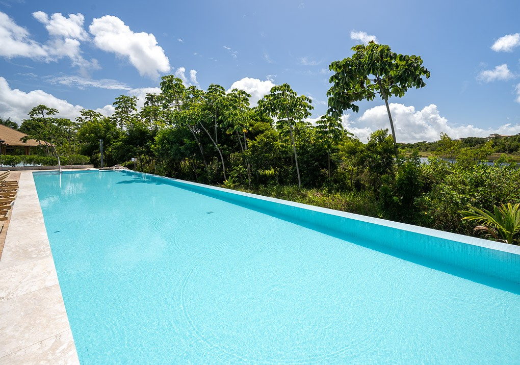 Praia Bella · piscina voltada para a mata