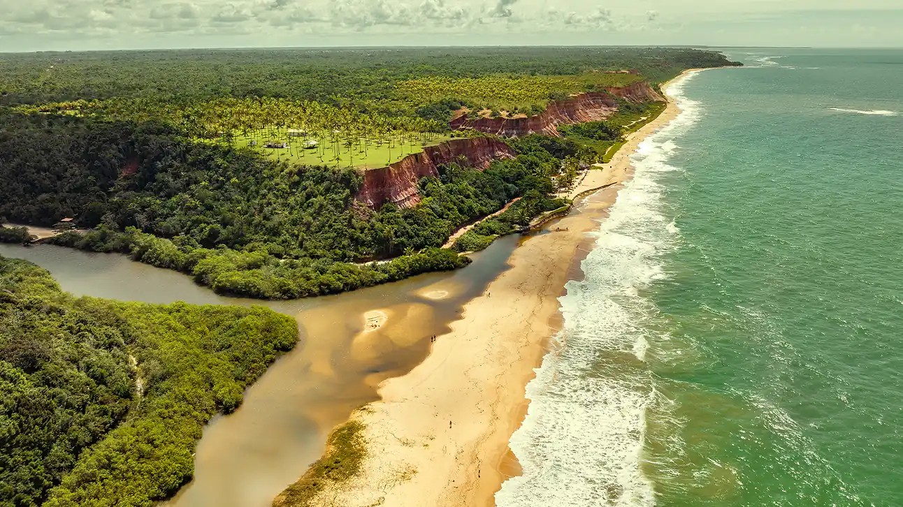 Taípe · as falésias e a praia vistas do alto