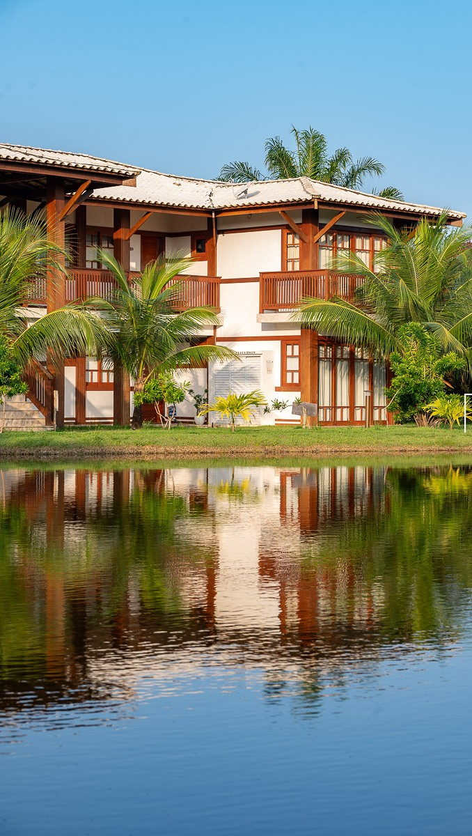 Vila da Enseada · fachada refletida na água