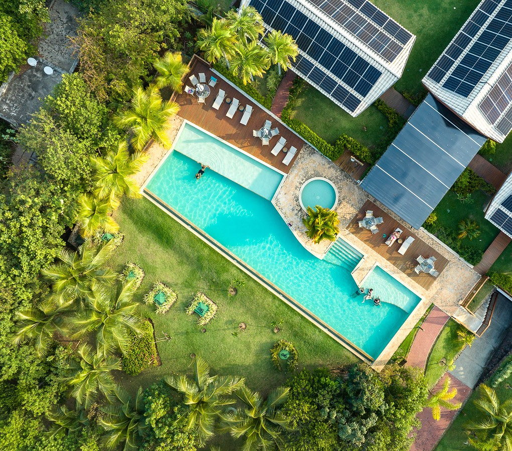 Vila da Enseada · piscina e jardins vistos de cima