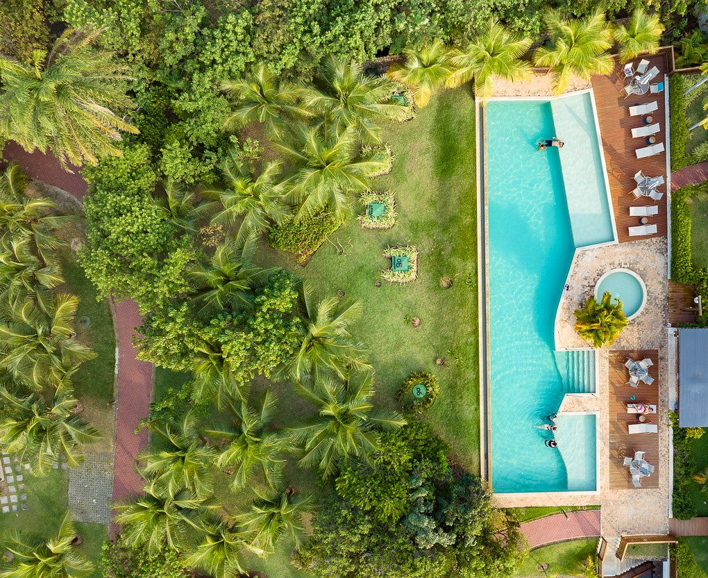 Vila da Enseada · piscina entre a vegetação
