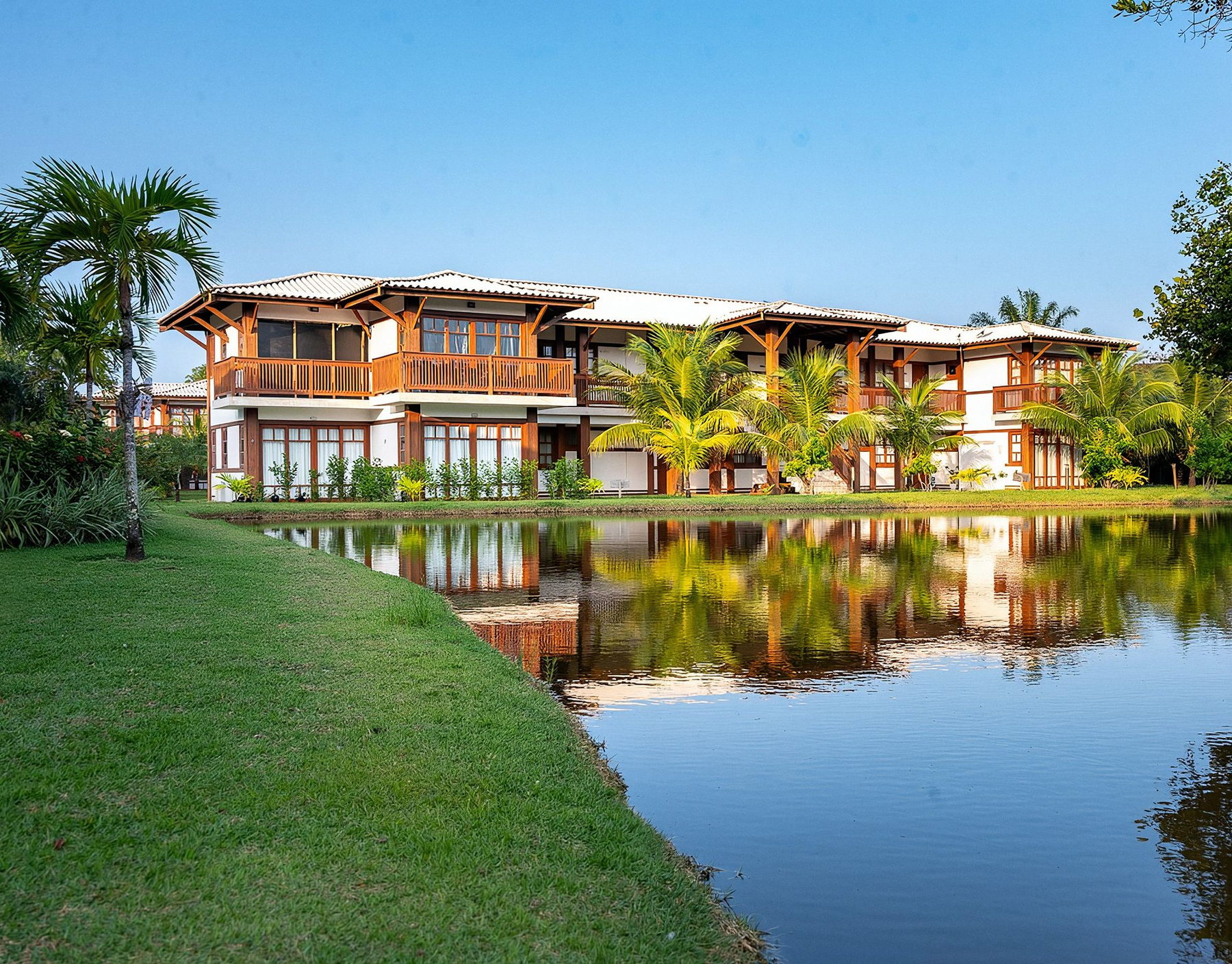 Residências da Vila da Enseada refletidas no lago