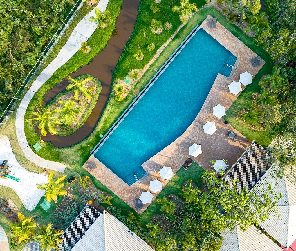 Vila do Lago · piscina e jardins vistos de cima