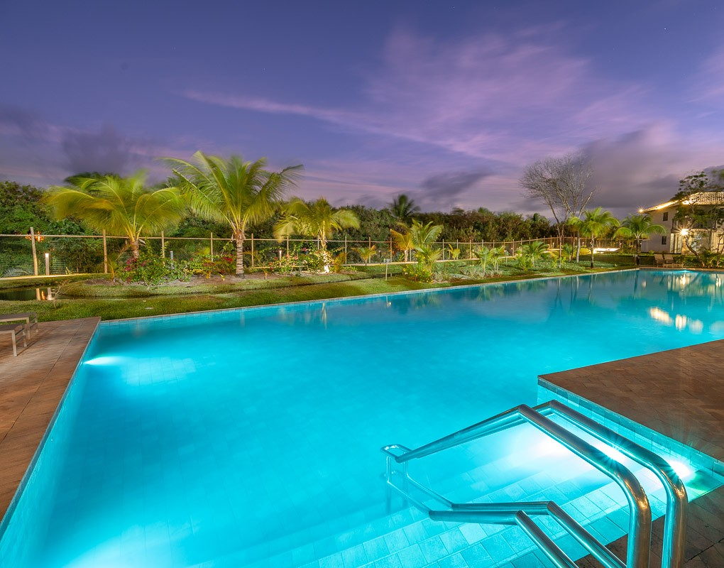 Vila do Lago · piscina ao entardecer