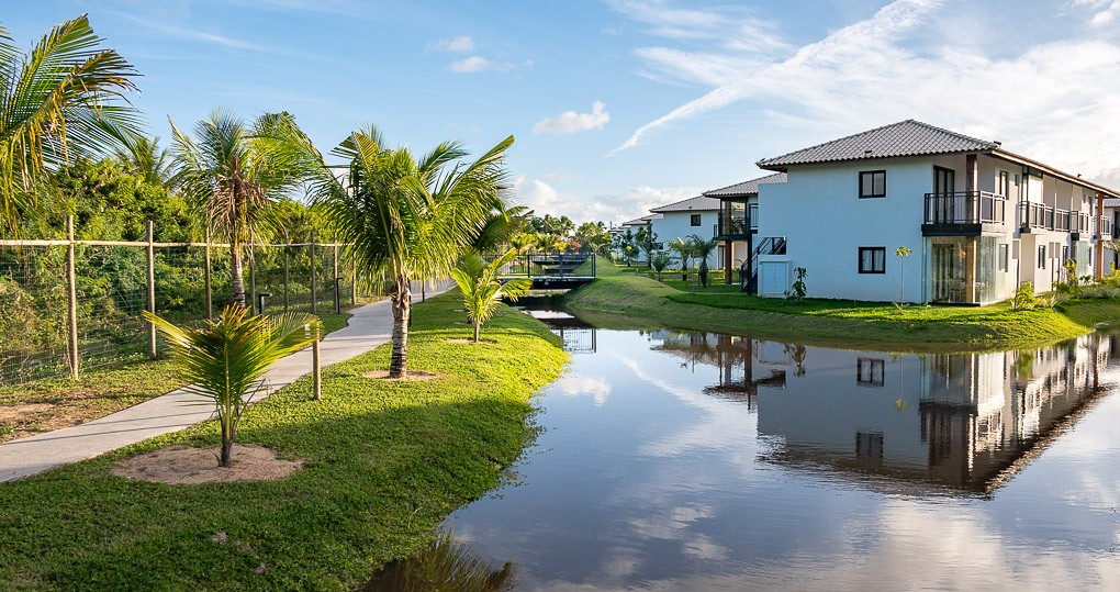 Vila do Lago · fachadas refletidas na água